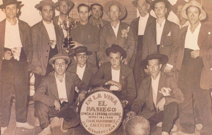 Anuncio en un bombo de Carnaval de una chirigota - Restaurante El Faro de Cádiz