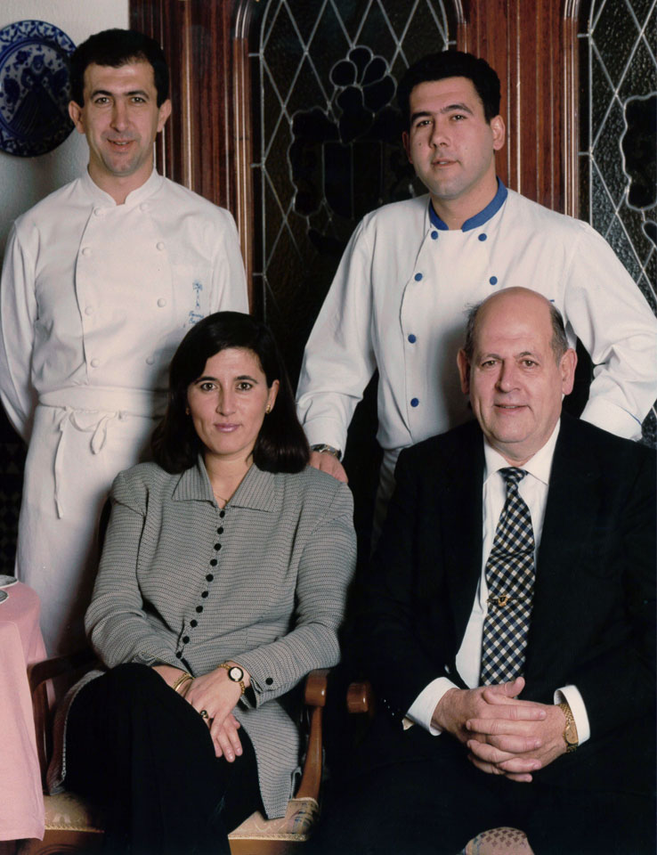 Gonzalo Córdoba junto a sus hijos Mayte, Jose Manuel y Fernando - Restaurante El Faro de Cádiz