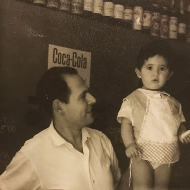 Mayte con apenas 3-4 años y su padre, Gonzalo Córdoba. 1965 