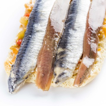 Tosta de Anchoas y Boquerones sobre Alboronía