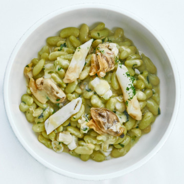 Alubias verdinas en salsa verde con navajas y almejas